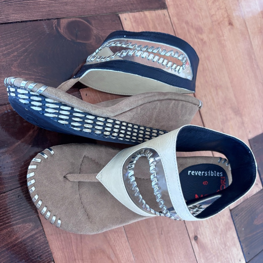✨ NWOT Modzori Valencia 1 - Cream flips to Black✨ - Picture 2 of 3